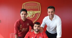 David Raya (tengah) telah resmi didatangkan Arsenal sebagai pemain pinjaman dari Brentford pada Selasa (15/8). (Foto: Arsenal)