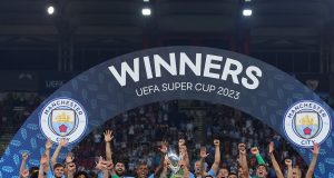 Manchester City merayakan gelar UEFA Super Cup setelah menang atas Sevilla melalui adu penalti pada Kamis (17/8). (Foto: UEFA)