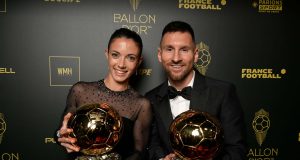 Aitana Bonmati & Lionel Messi dengan trofi Ballon d’Or. (Foto: twitter.com/ballondor)