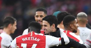 Eddie Nketiah & Mikel Arteta merayakan kemenangan Arsenal 5-0 atas Sheffield United pada Sabtu (28/10). (Foto: twitter.com/arsenal)