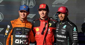 Pembalap Ferrari Charles Leclerc (tengah) berhasil merebut pole position pada sesi kualifikasi GP Amerika Serikat, Sabtu (21/10) dini hari WIB. (Foto: twitter.com/f1)