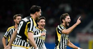 Pemain Juventus merayakan gol kemenangan pada laga yang berakhir 1-0 di kandang AC Milan pada Senin (23/10) dini hari WIB. (Foto: twitter.com/juventusfcen)
