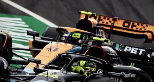 Mercedes vs McLaren (Foto: twitter.com/MercedesAMGF1)